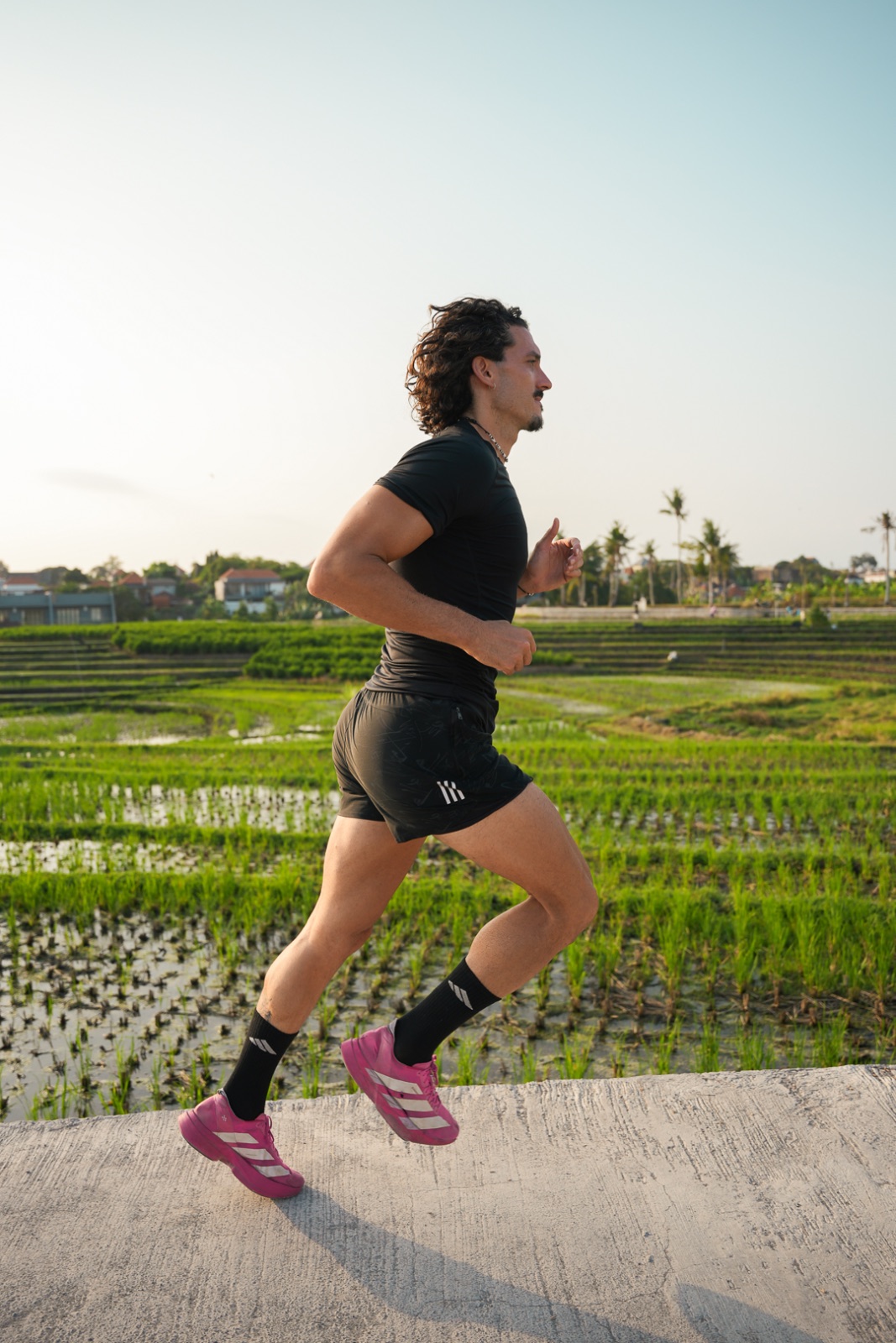 Miguel corriendo junto a los arrozales al amanecer
